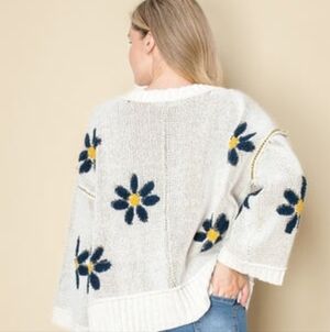 MIRACLE OVERSIZED DAISY 3/4 SLEEVE SWEATER.. SIZE 7918
